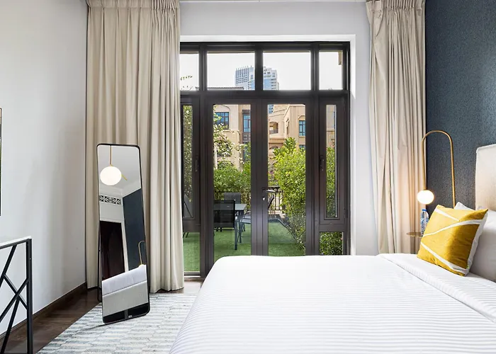 Luxurious Unique 2 Bed With Private Jacuzzi & Garden - Connected To Souk Al Bahar - Dubai Mall