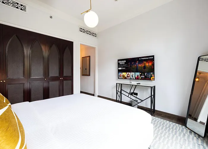 Luxurious Unique 2 Bed With Private Jacuzzi & Garden - Connected To Souk Al Bahar - Dubai Mall