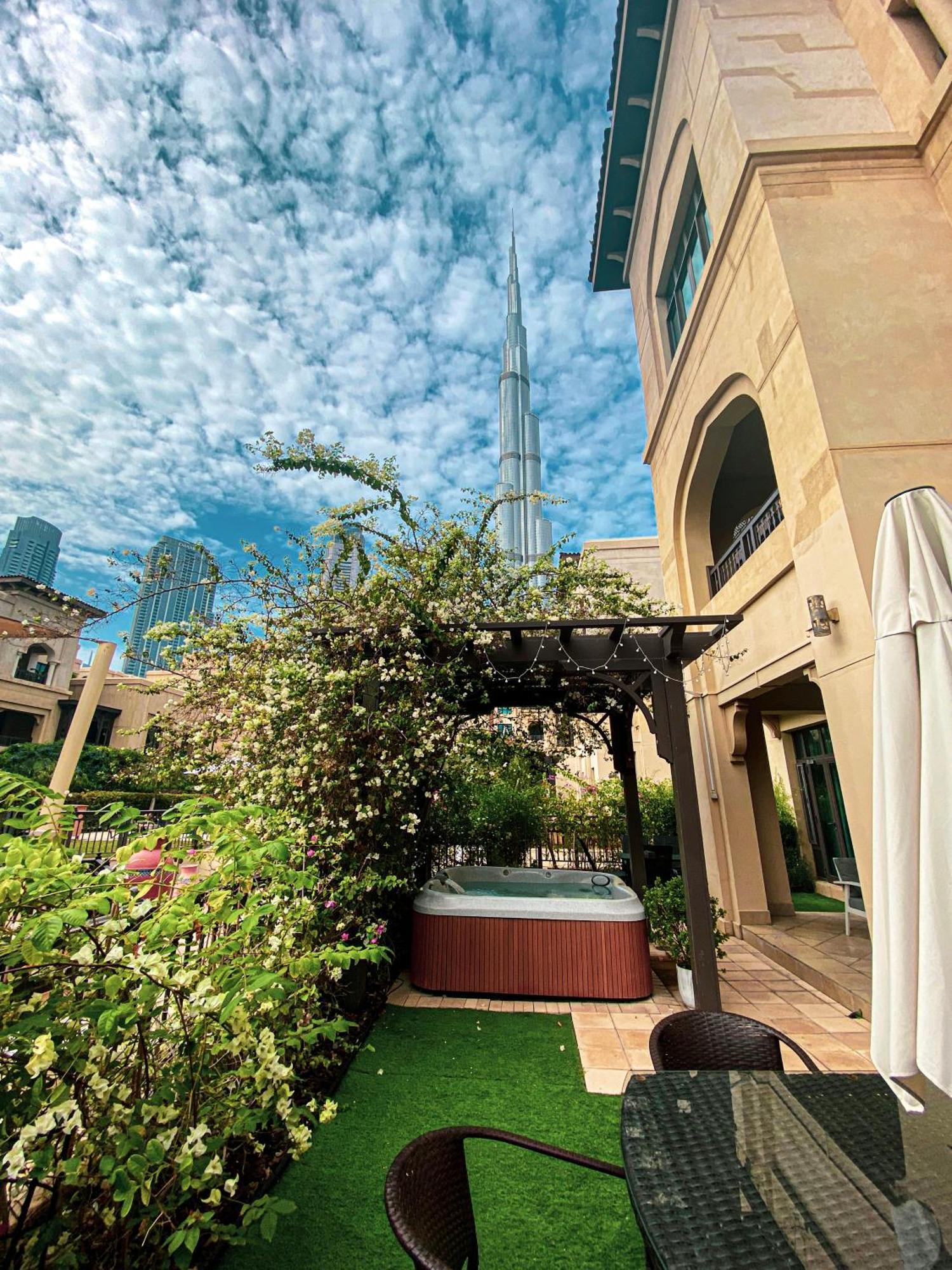 Luxurious Unique 2 Bed With Private Jacuzzi & Garden - Connected To Souk Al Bahar - Mall Appartamento