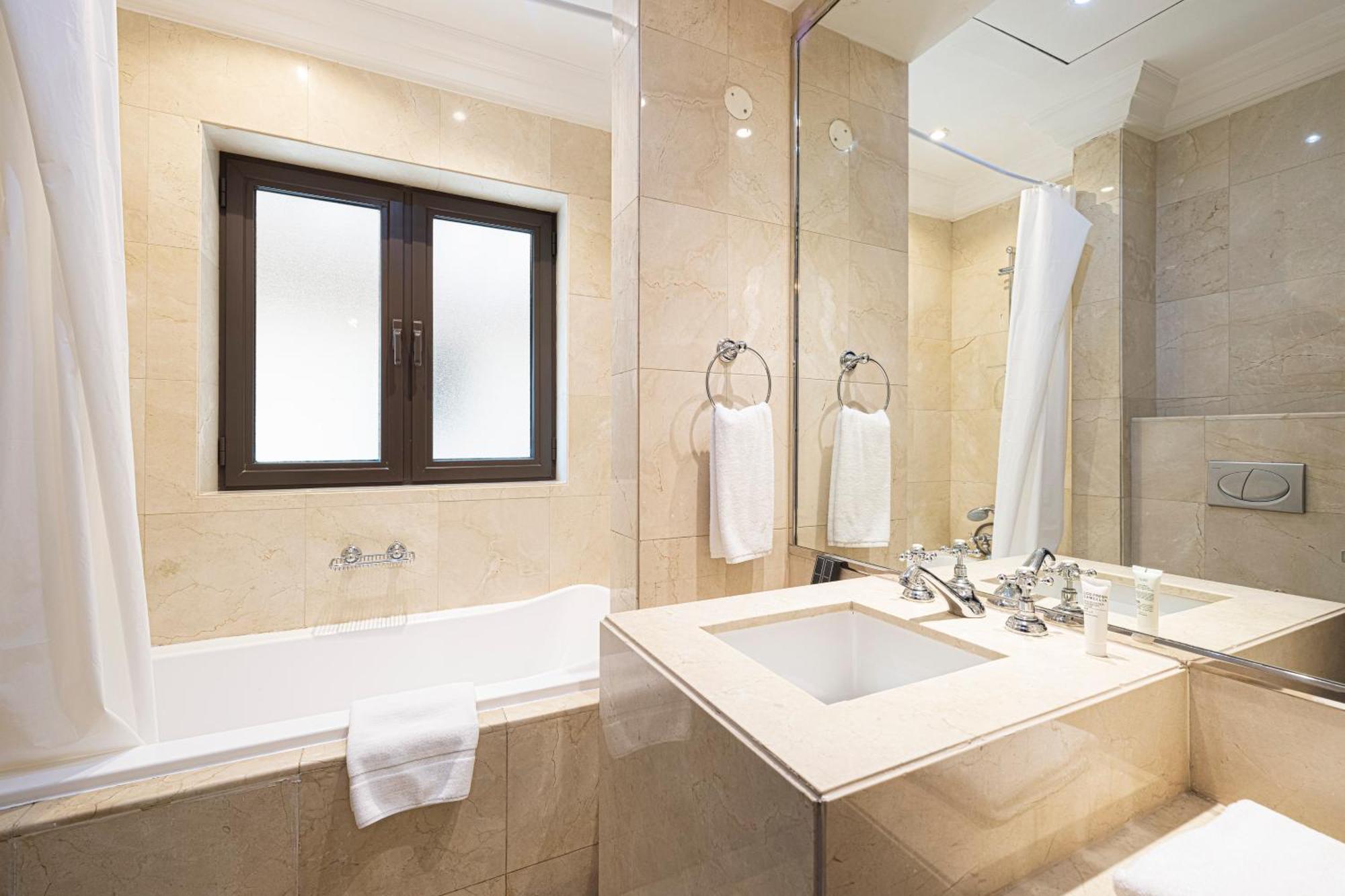 Appartamento Luxurious Unique 2 Bed With Private Jacuzzi & Garden - Connected To Souk Al Bahar - Mall