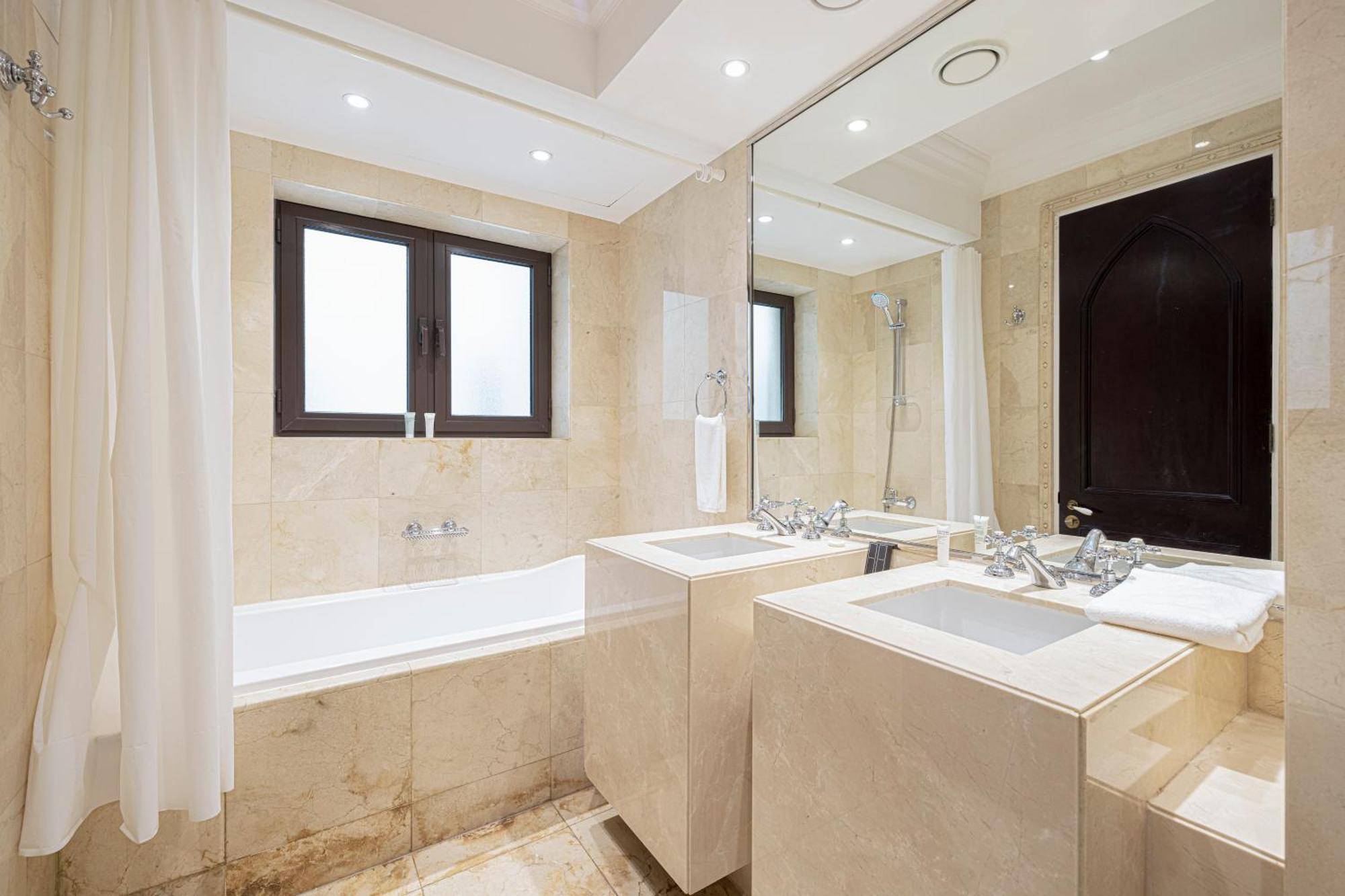 Luxurious Unique 2 Bed With Private Jacuzzi & Garden - Connected To Souk Al Bahar - Mall Appartamento Dubai